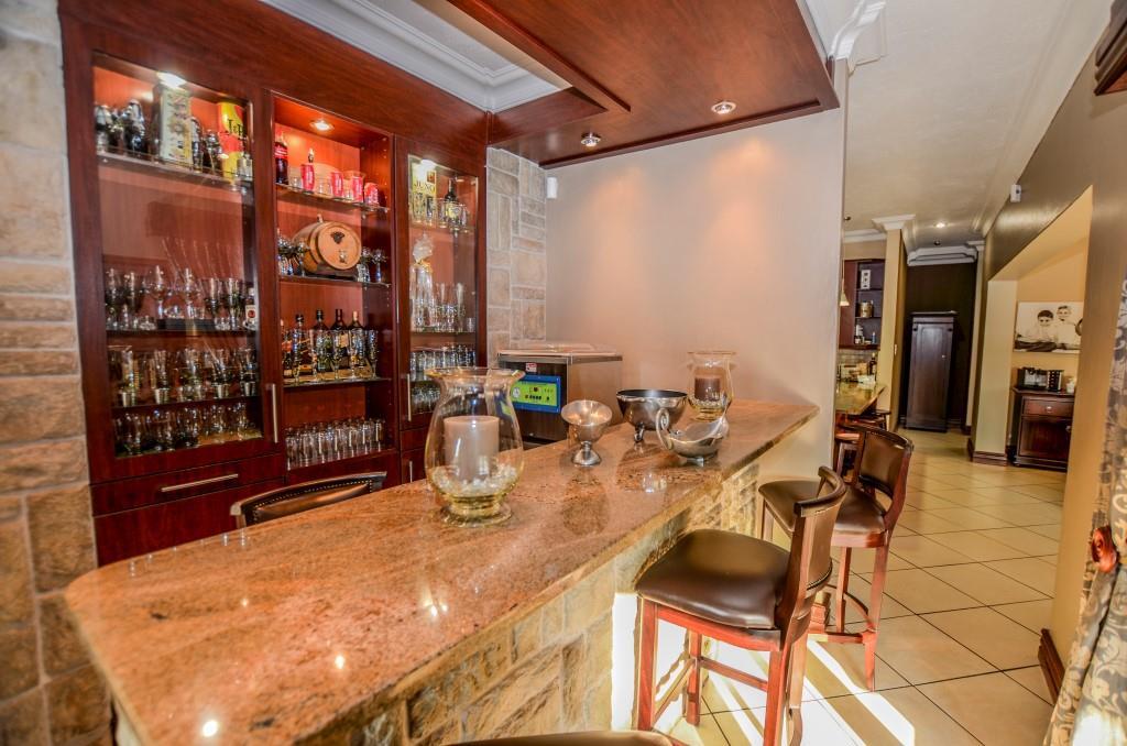 Luxury Bush Estate Home — photograph 3