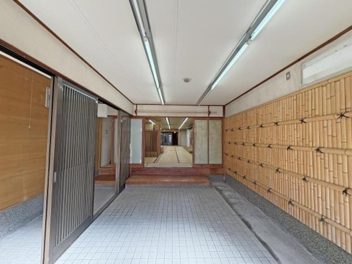 Machiya in Shimogyo-ku, Kyoto — photograph 3